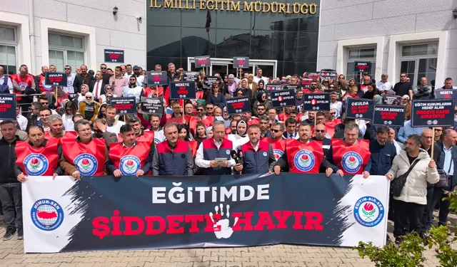 Kütahya’da öğretmenler, eğitimde şiddete tepki gösterdi