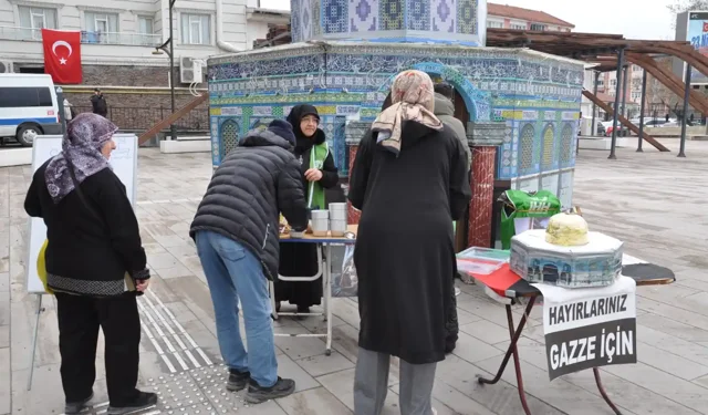 Kütahya’da Sumud Filosu için aşure yaptılar, sattılar