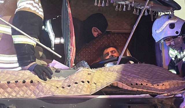 Kütahya'da çevre yolunda tır kırmızı ışıkta duran tıra çarptı