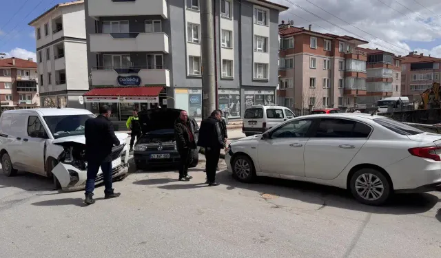 Kütahya’da üç araçlık kaza, maddi hasar oluştu