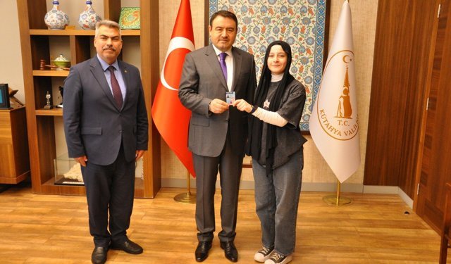 Mesai arkadaşımız basın kartını Kütahya Valisi Işın’dan aldı