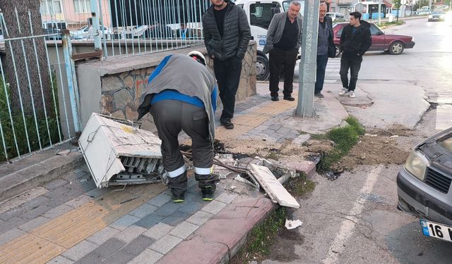 Kütahya’da iki otomobil çarpıştı, maddi hasar oluştu