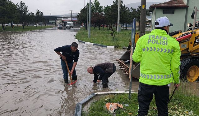 Kütahya'da dolu ve sağanak hayatı olumsuz etkiledi