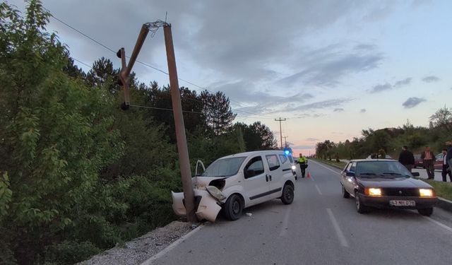 Kütahya'da araç elektrik direğine çarptı, elektrikler kesildi