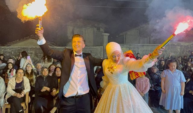 Kütahya’da fanatik damat ve gelin şampiyonluğu düğün meydanında kutladı