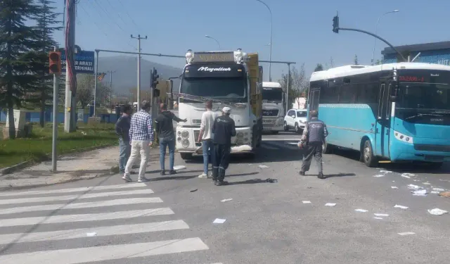 Kütahya’da kamyon ile hafif ticari araçla çarpıştı