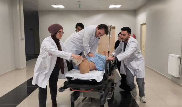 Kütahya'da tıp öğrencileri simülasyon merkezinde doktorluğa hazırlanıyor
