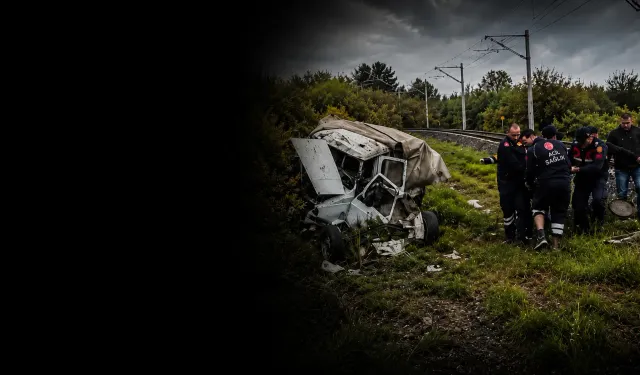 Kütahya'da tren kamyonete çarptı, ölü ve yaralılar var