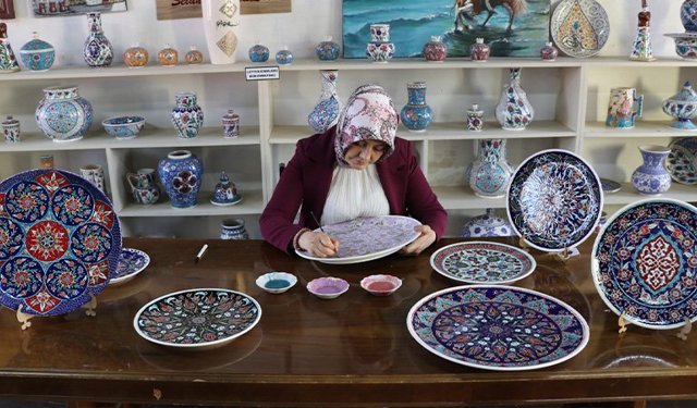 Üniversite eğitimi için geldiği Kütahya'da çini ustası oldu