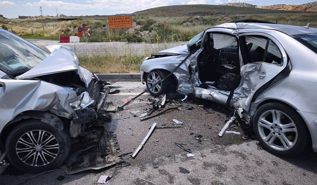 Afyonkarahisar'da trafik kazası: 1 ölü, 6 yaralı