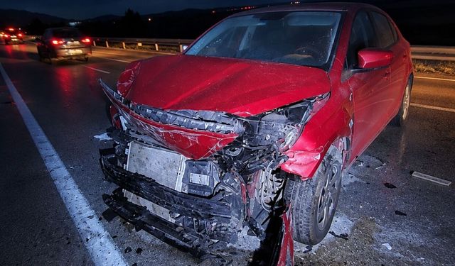 Kütahya’da iki otomobil çarpıştı, 2 kişi yaralandı