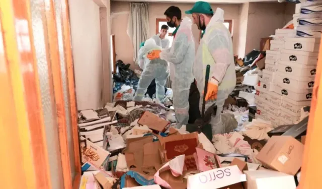 Bursa'da çöp eve müdahale edildi. 20 ton atık çıkarıldı