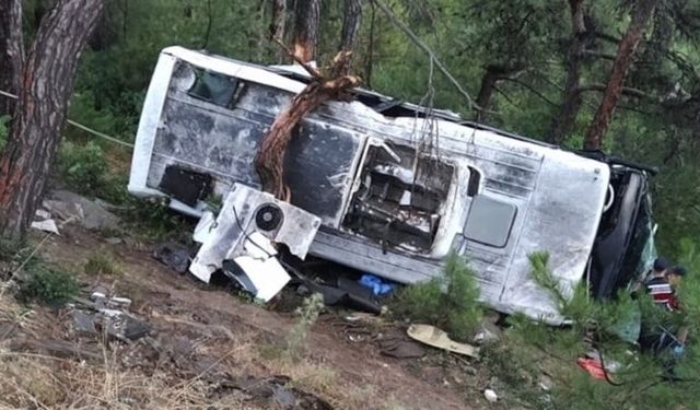 İzmir’de işçi servisi devrildi: 22 yaralı