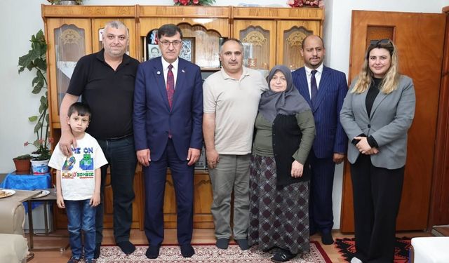 Kütahya Belediye Başkanın'dan şehit ailesine anlamlı ziyaret