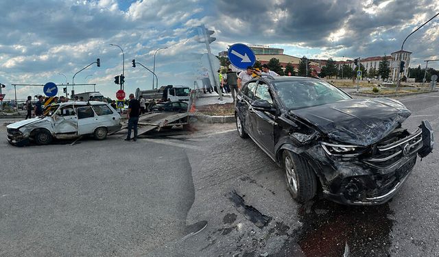 Kütahya'da iki otomobil sürücüsü de yeşilde geçtiğini iddia etti
