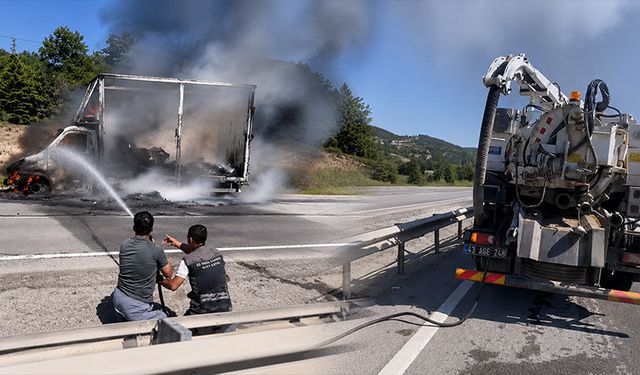 Kütahya’da alev alan kargo aracına vidanjörlü müdahale