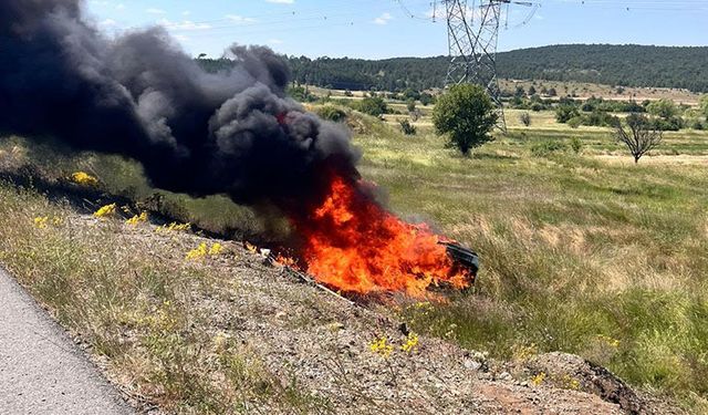 Kütahya’da devrilen otomobil alev topuna döndü, yaralılar var
