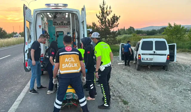 Kütahya’da hafif ticari araç ağaca çarptı, sürücü yaralı