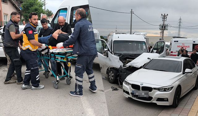 Kütahya’da işçi servisi öğrenci servisiyle çarpıştı, 2 yaralı