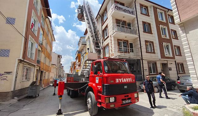 Kütahya’da itfaiyeden çatıda mahsur kalan kedi operasyonu
