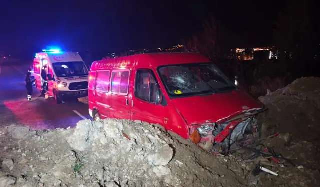 Kütahya’da minibüs toprak yığınına çarptı, yaralılar var
