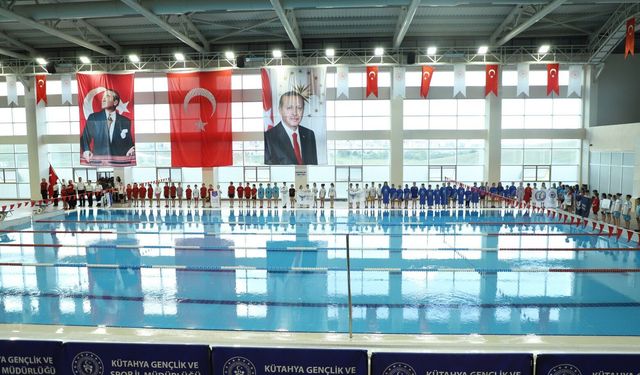 Kütahya'da miniklerin yüzme yarışmaları başladı