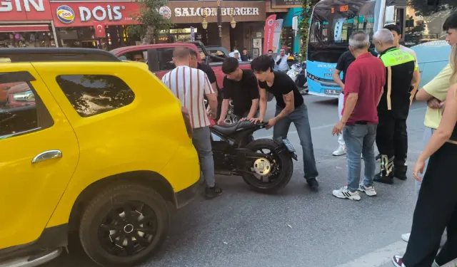 Kütahya’da motosiklet, ticari taksiyle çarpıştı