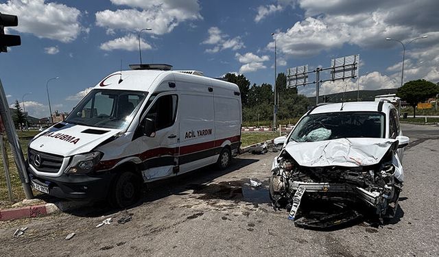 Kütahya'da ambulansla hafif ticari araç çarpıştı, yaralılar var