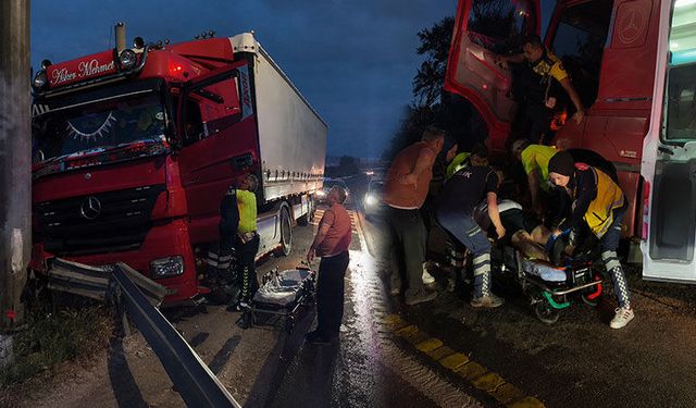 Kütahya'da sürücüsü fenalık geçiren tır levha direğine çarptı