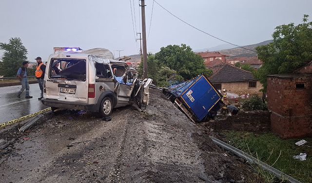 Manisa'da 3 aracın karıştığı katliam gibi kaza: 2 ölü, 4 yaralı