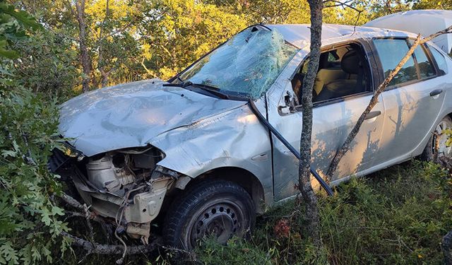 Uşak'ta otomobil ağaçlara çarptı: 1 ölü, 1 yaralı