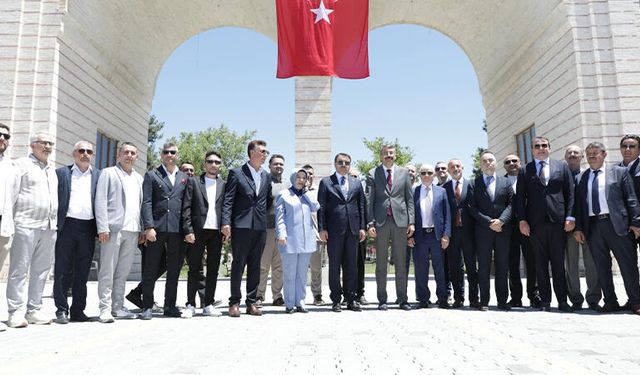 Vali Işın ve Bakan Yardımcısı Çelik'ten Çiniciler Çarşısı ziyareti