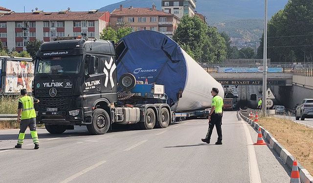 Dev rüzgar gülü gövdeleri Kütahya'dan böyle geçti
