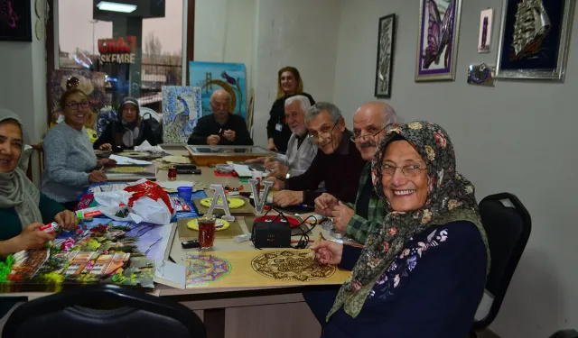 Emekliler lokalleri yaşlılara destek oluyor