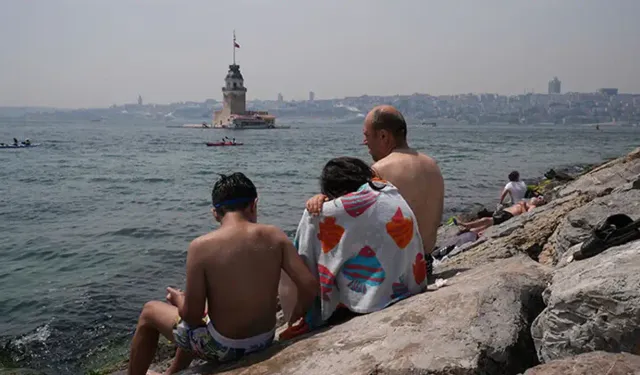 İstanbul'da sıcaktan bunalanlar sahil ve parklara akın etti