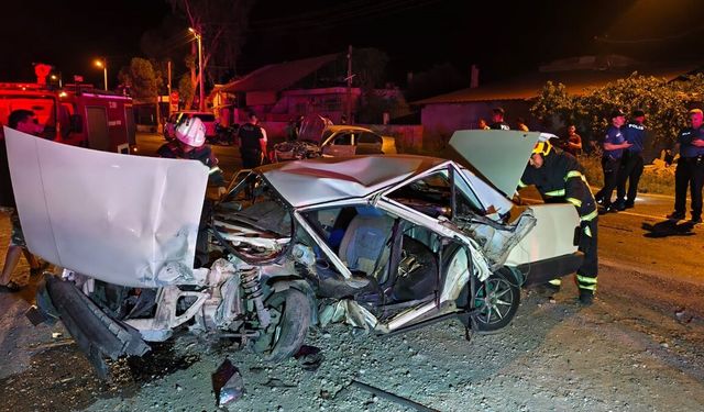 Komşu ilde iki otomobil çarpıştı: Araç alev aldı, 4 yaralı