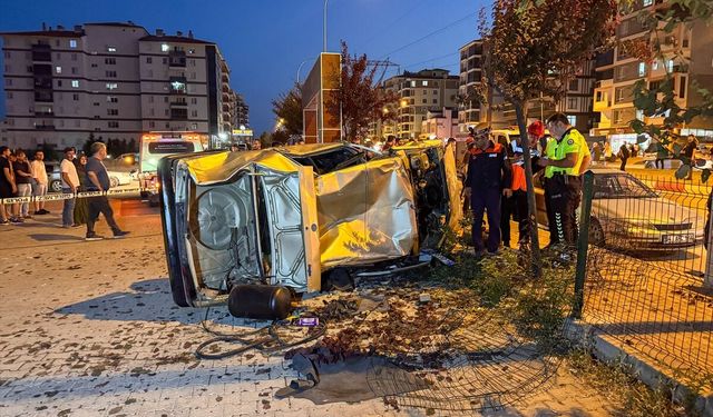 Komşu ilde otomobil yayalara çarptı