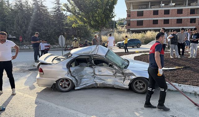 Kütahya’da iki otomobil çarpıştı, sürücüler yaralı