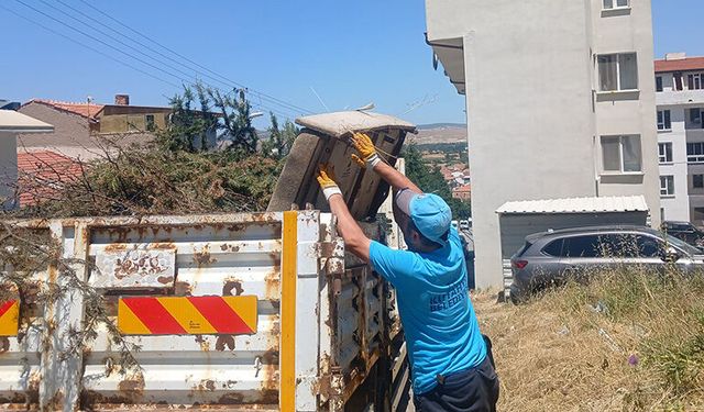 Kütahya Evliya Çelebi Mahallesi’nde atıl eşyalar toplandı, sokak temizlendi