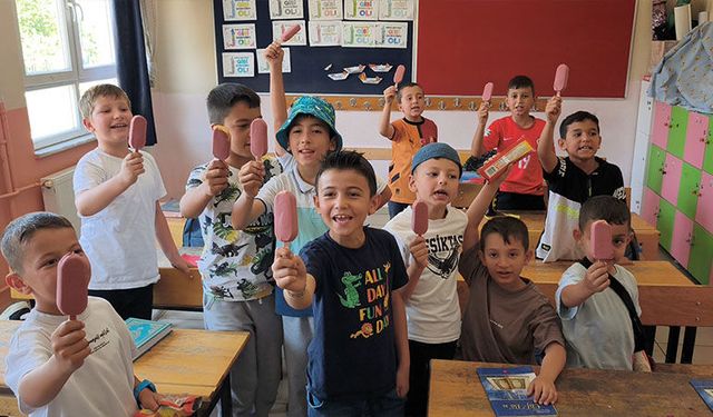 Kütahya Valisi Işın, çocukların dondurma isteğine kayıtsız kalmadı