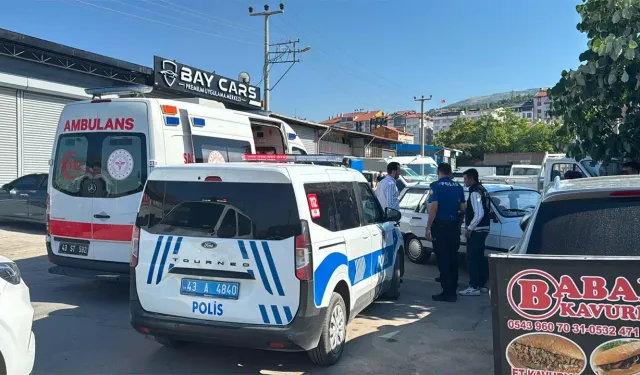 Kütahya'da bıçaklanan genç hastaneye kaldırıldı