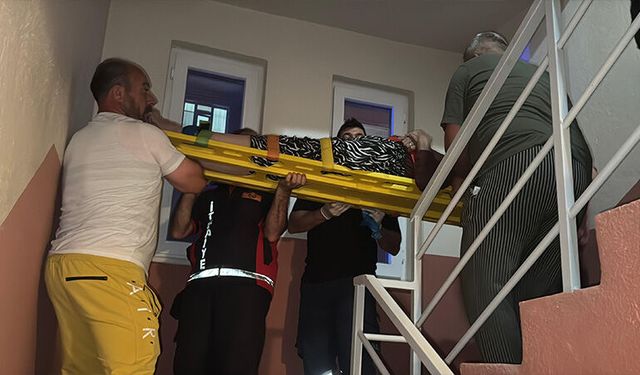 Kütahya'da düşerek evde mahsur kalan kadını ekipler kurtardı