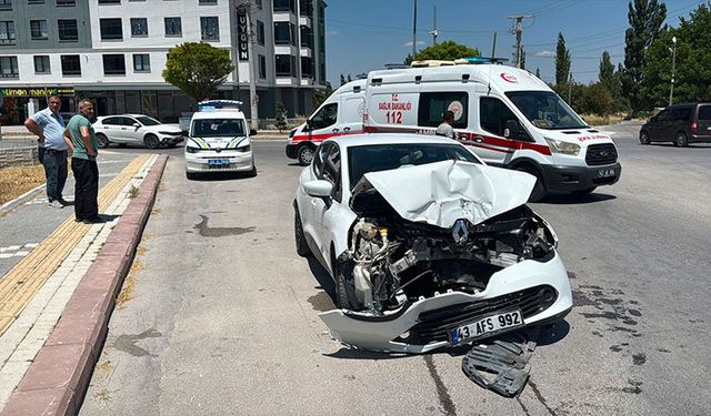 Kütahya'da otomobil duvara çarptı, genç sürücü yaralandı