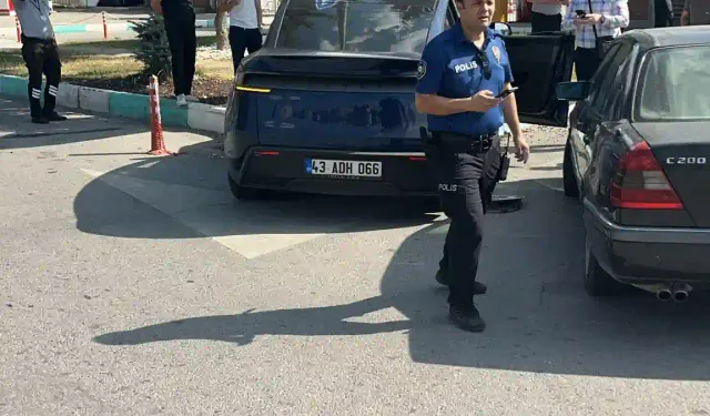 Kütahya’da kontrolden çıkan otomobil levhaya çarptı