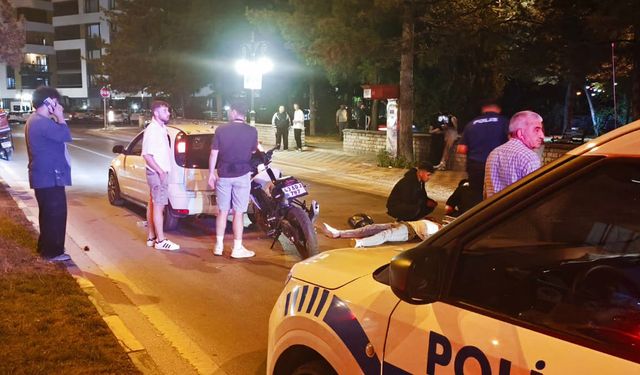 Kütahya'da motosiklet otomobile çarptı: 1 yaralı