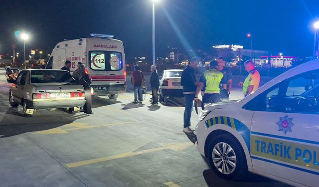 Kütahya’da otomobil aydınlatma direğine çarptı, 2 yaralı