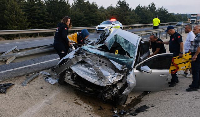 Kütahya'da otomobil bariyere çarptı, alkollü sürücü yaralı