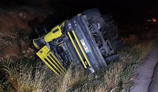 Kütahya’da tır şarampole devrildi, sürücü yaralı