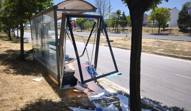 Kütahya'da tırın kopan tekerleği otobüs durağını parçaladı