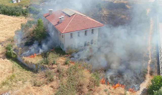 Kütahya'da tutuşan otlar az kalsın binayı yakacaktı